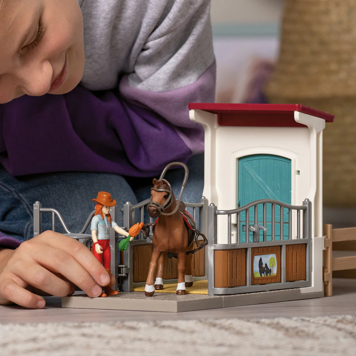 Horse box with Hannah & Cayenne